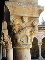 Abbaye Saint-Michel-de-Cuxa, Cloitre sud, Chapiteau lions chevauchant (2)